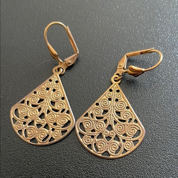 Elegant Gold Tone Earrings Set - Picture 2 of 6